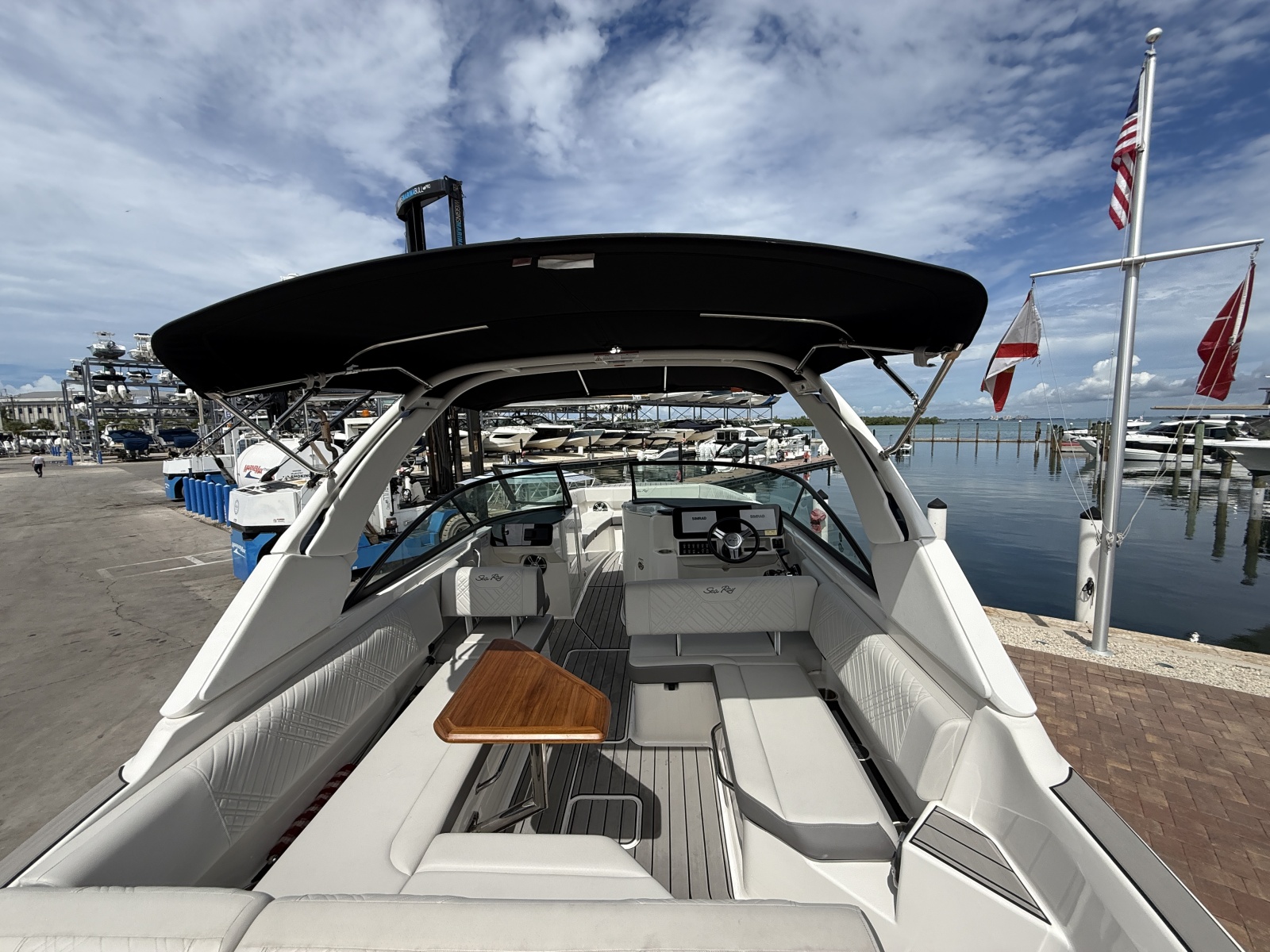 2025 Sea Ray SDX 270 Outboard