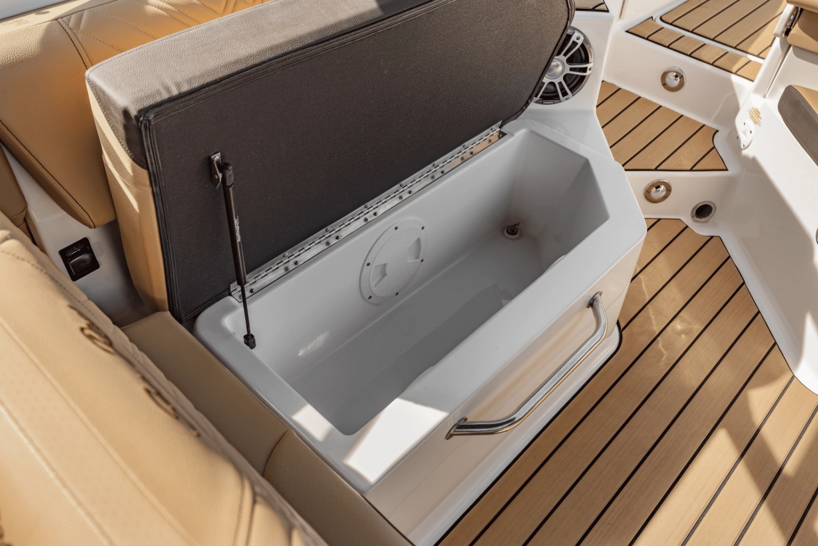 2025 Sea Ray SDX 270 Outboard