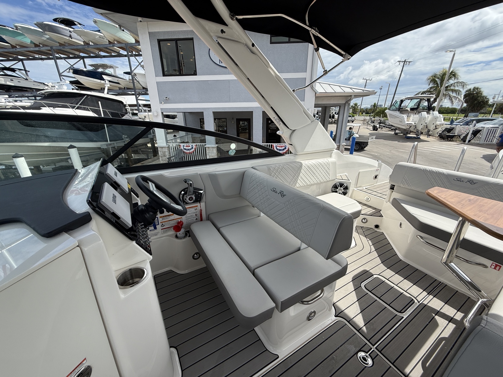 2025 Sea Ray SDX 270 Outboard