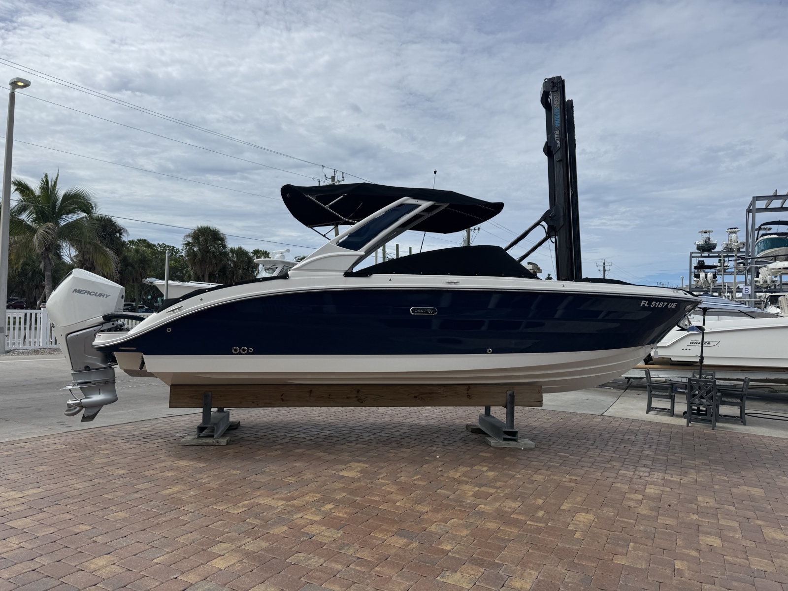 2025 Sea Ray SDX 270 Outboard