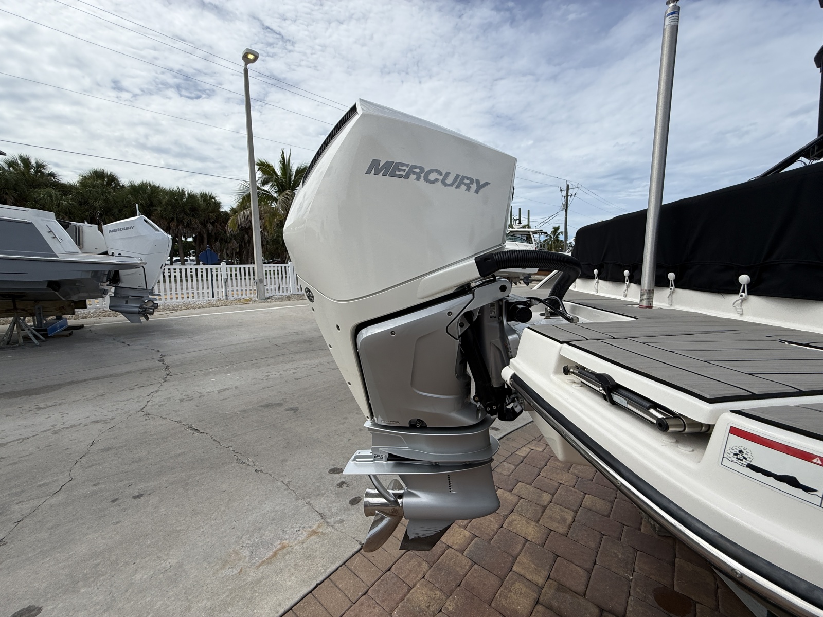 2025 Sea Ray SDX 270 Outboard