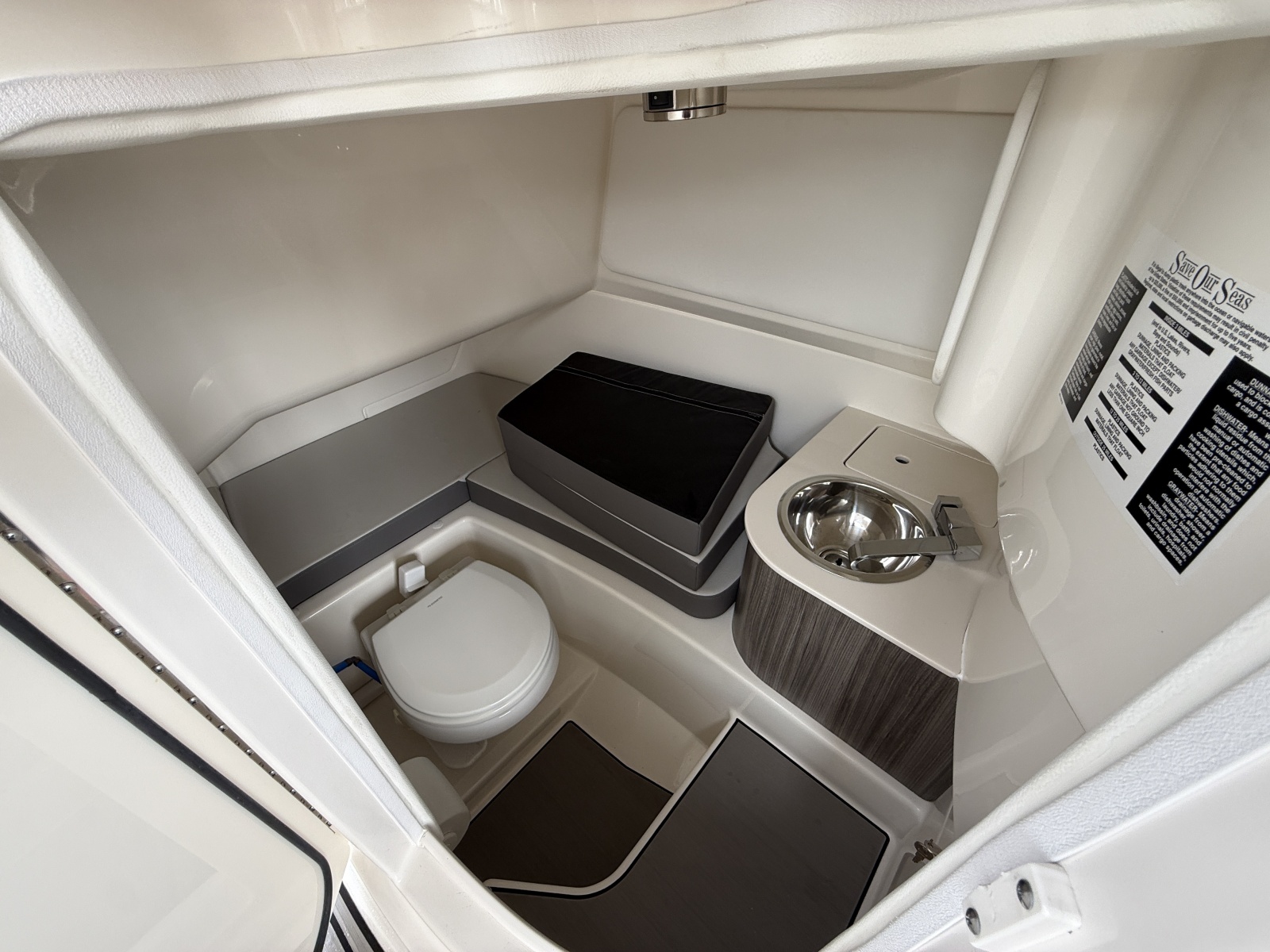 2025 Sea Ray SDX 270 Outboard