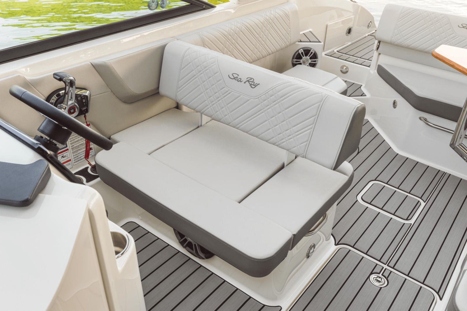 2025 Sea Ray SDX 270 Outboard
