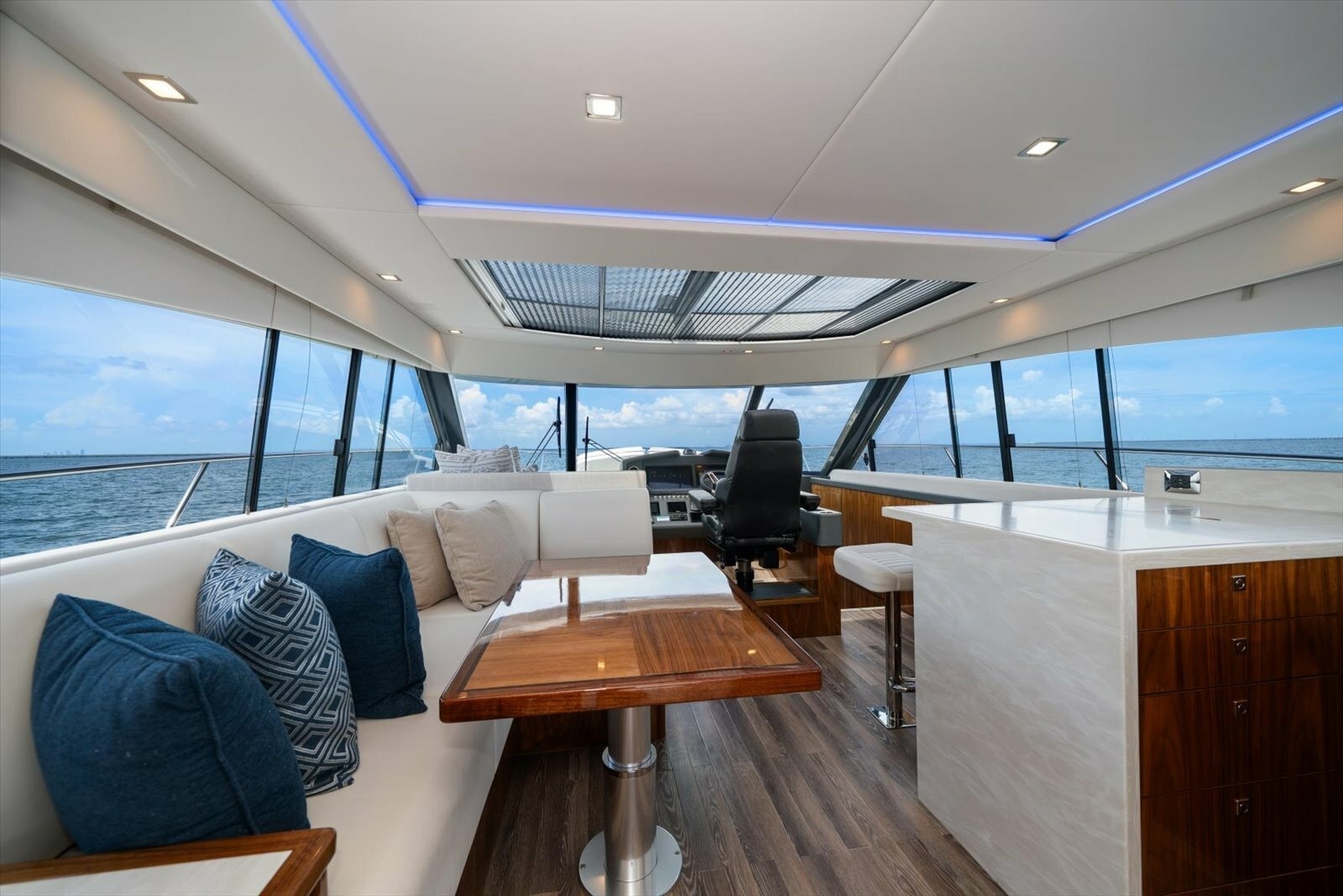 2023 Riviera 5400 Sport Yacht