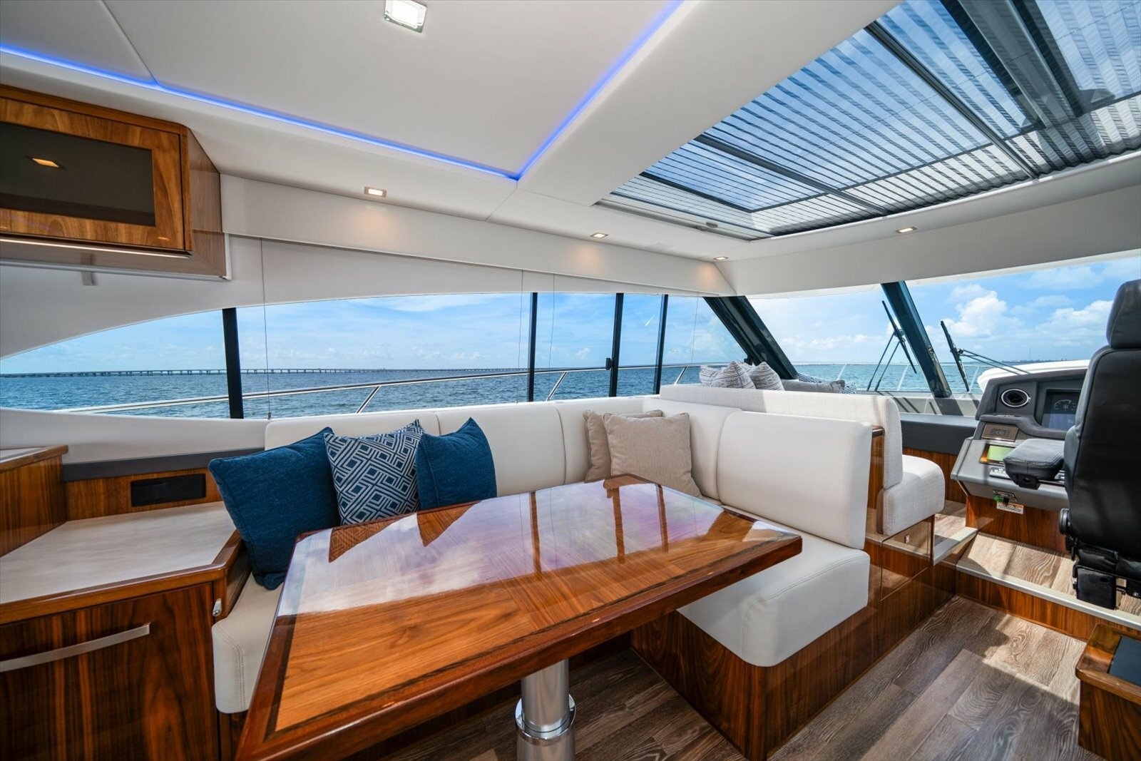 2023 Riviera 5400 Sport Yacht