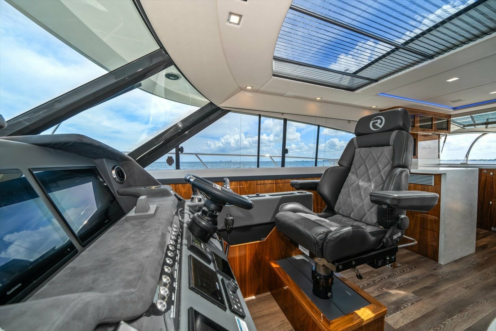 2023 Riviera 5400 Sport Yacht