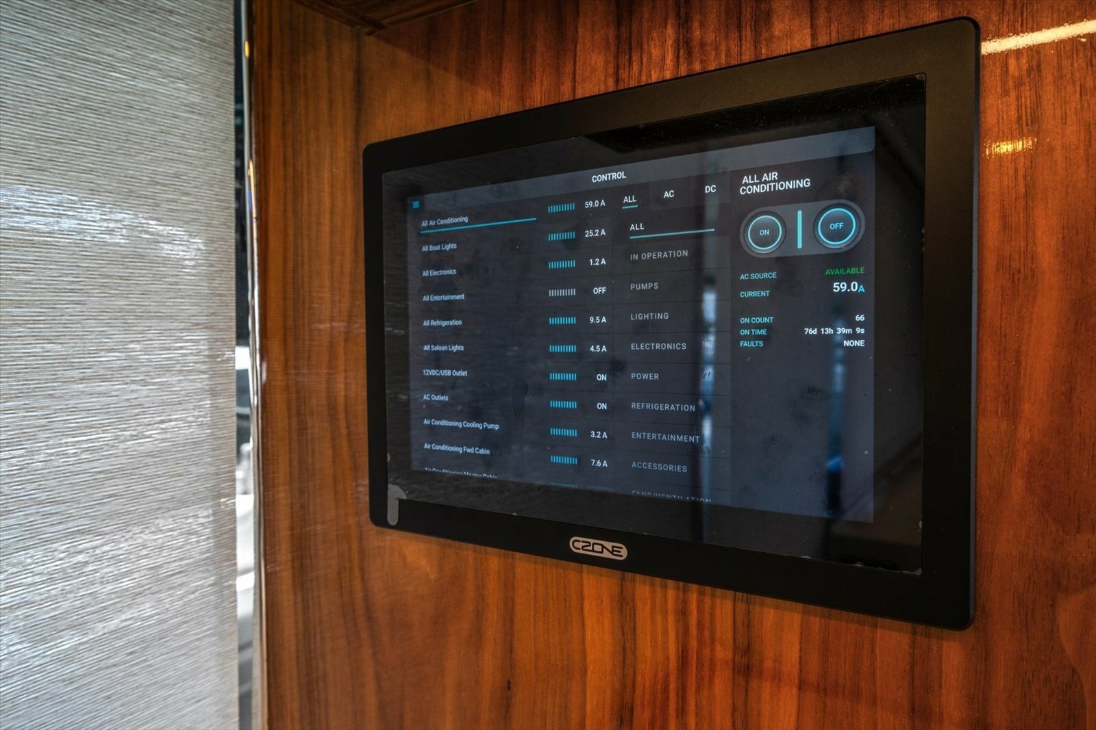 2023 Riviera 5400 Sport Yacht