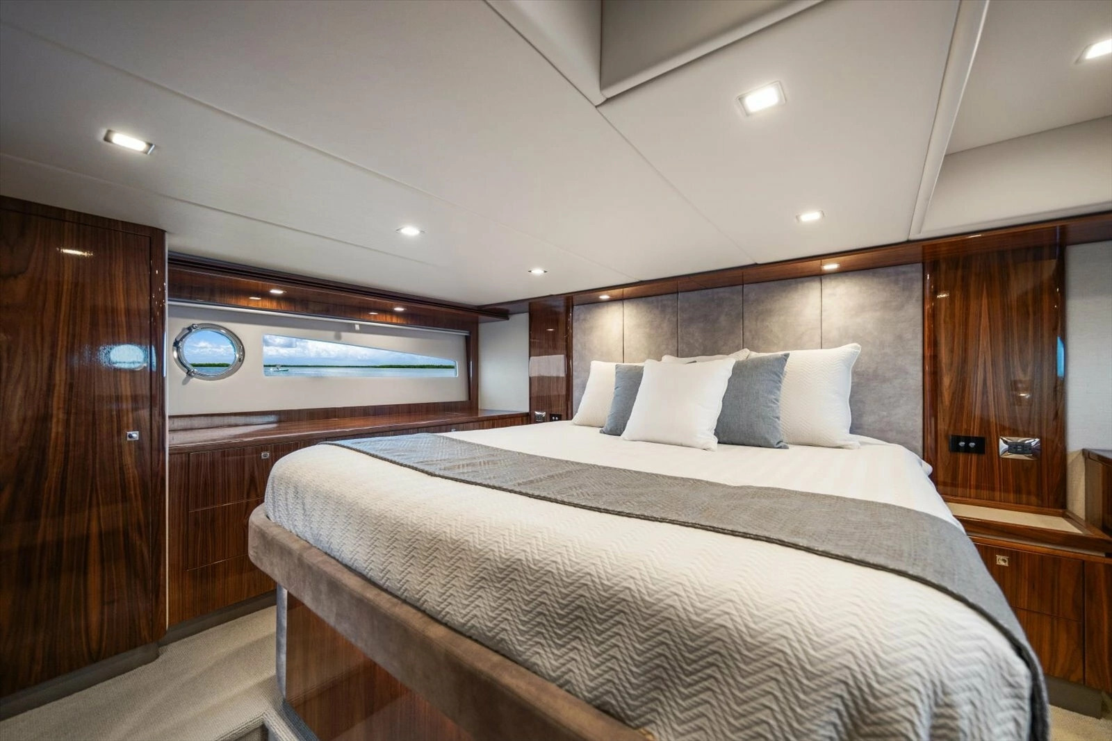 2023 Riviera 5400 Sport Yacht