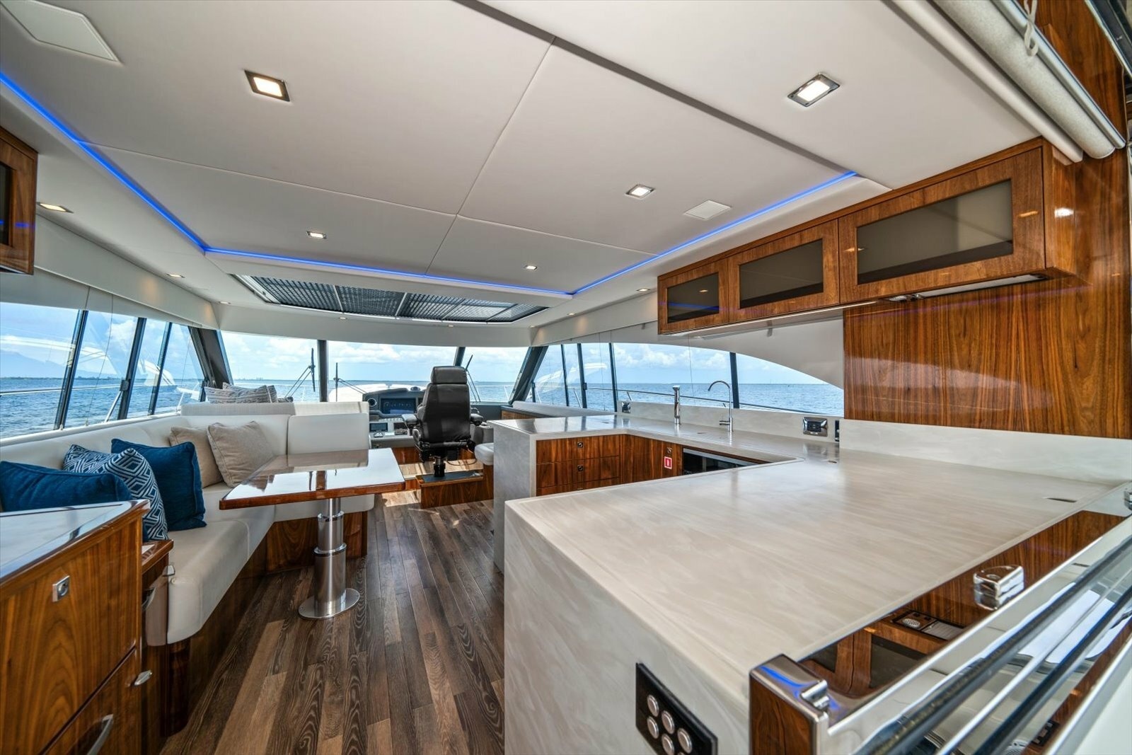 2023 Riviera 5400 Sport Yacht