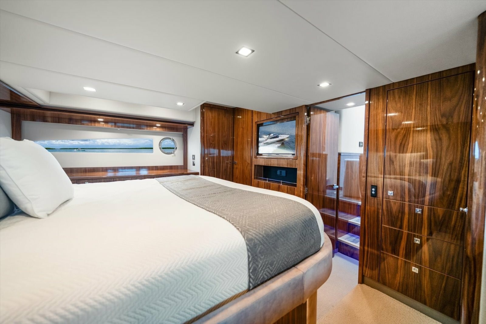 2023 Riviera 5400 Sport Yacht