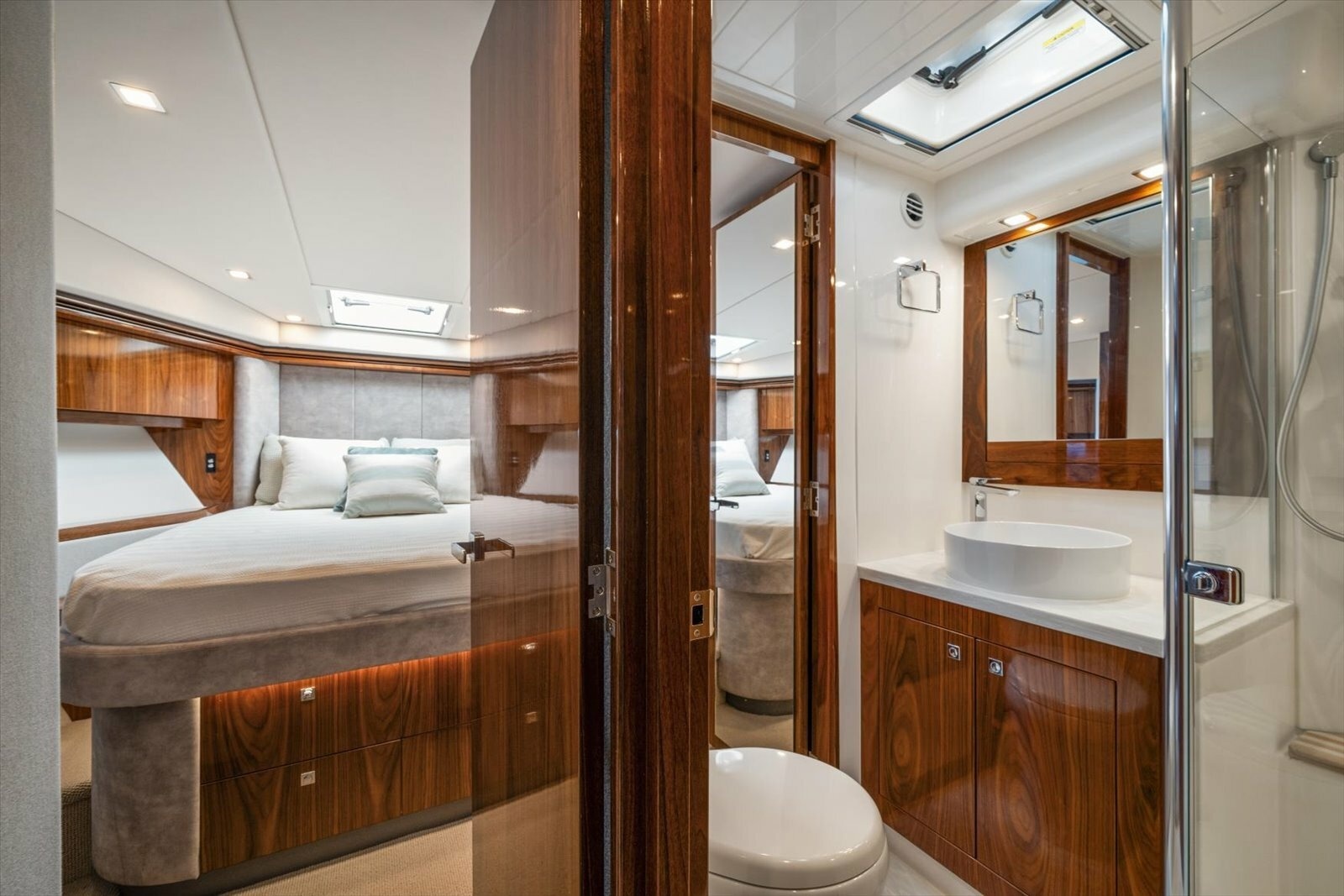 2023 Riviera 5400 Sport Yacht