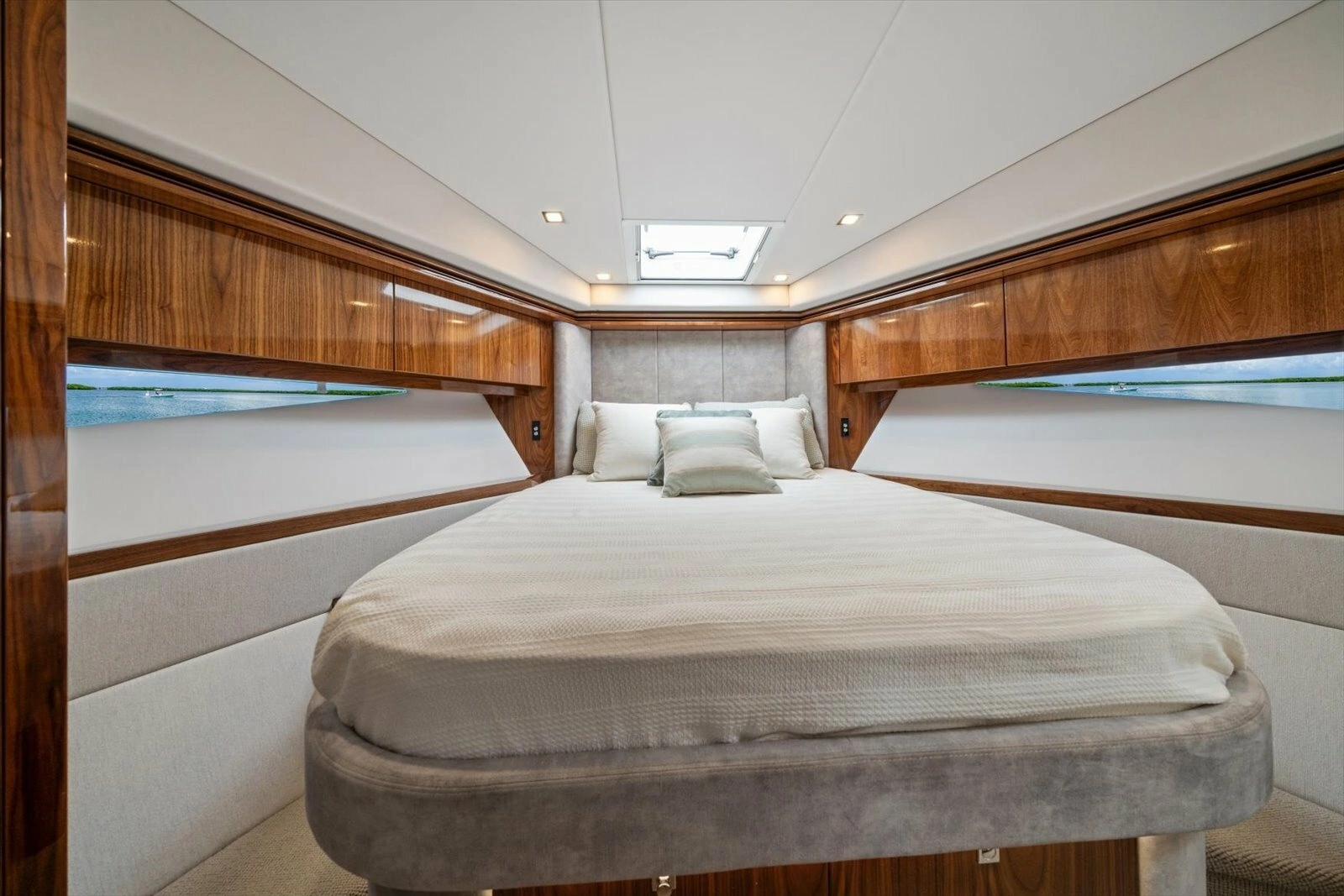 2023 Riviera 5400 Sport Yacht