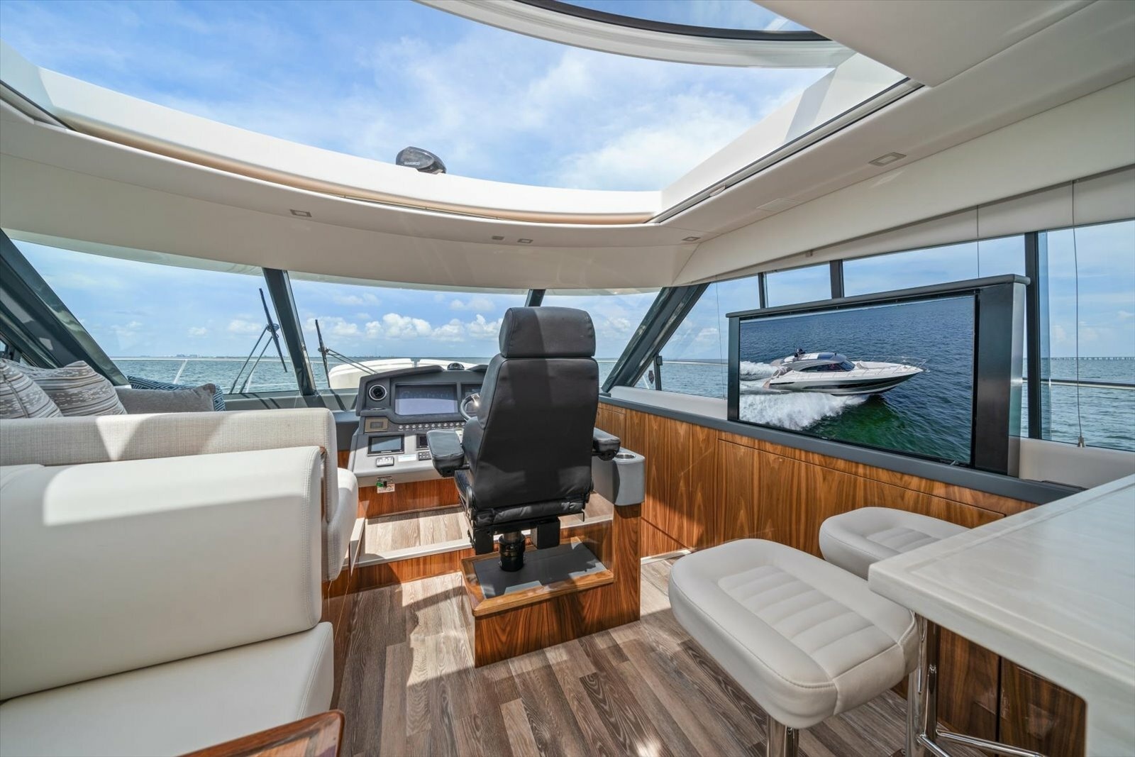 2023 Riviera 5400 Sport Yacht