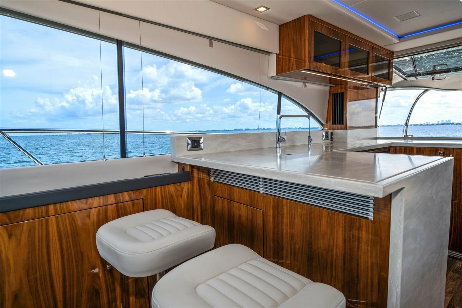 2023 Riviera 5400 Sport Yacht