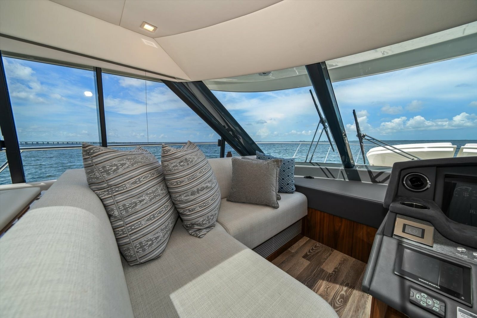 2023 Riviera 5400 Sport Yacht