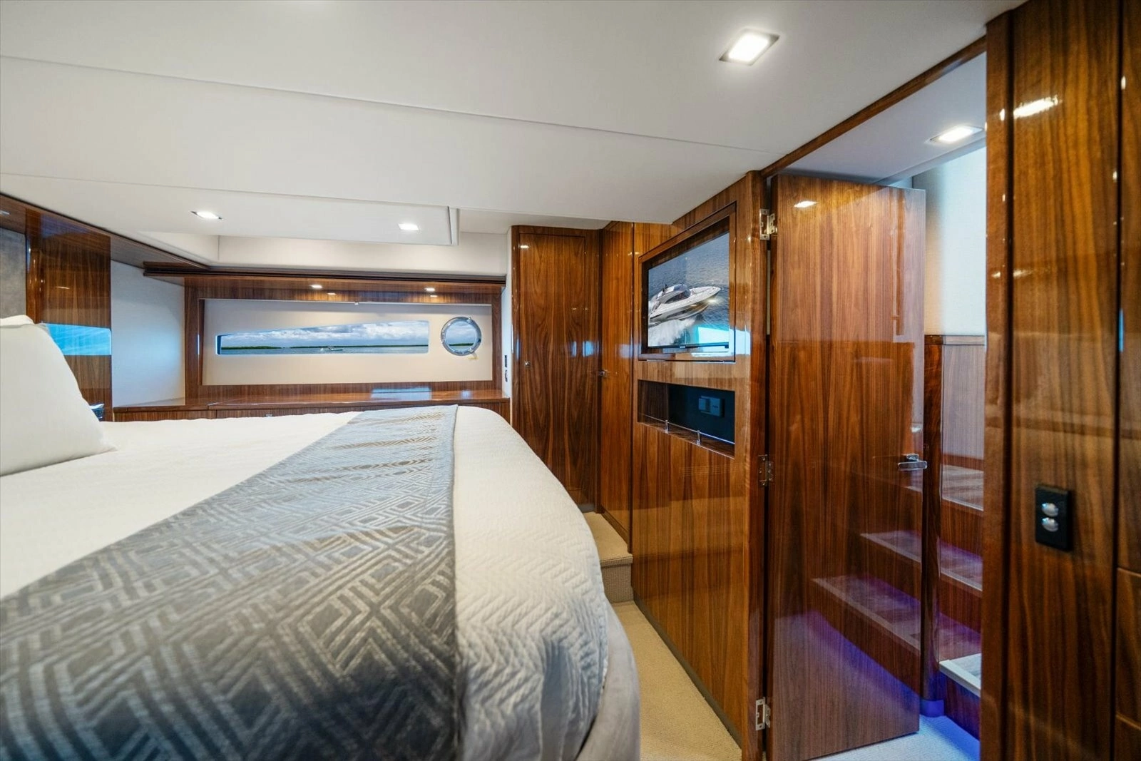 2023 Riviera 5400 Sport Yacht