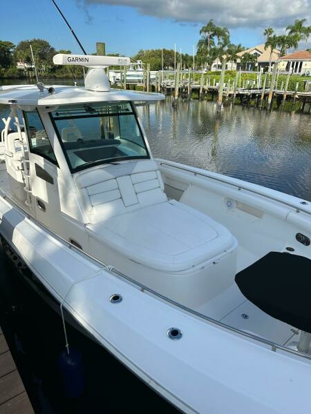 Boston Whaler 37 Outrageous - Forward Seating