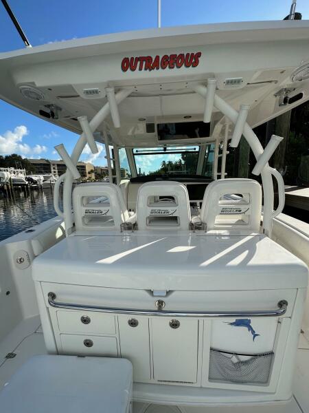 Boston Whaler 37 Outrageous - Helm Seating