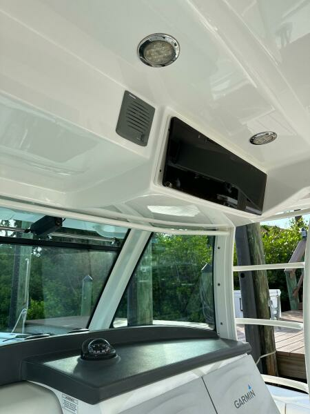 Boston Whaler 37 Outrageous - Helm Seating