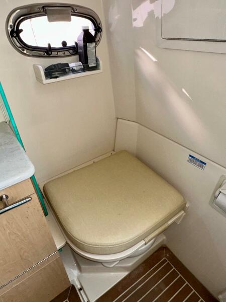 Boston Whaler 37 Outrageous - Head