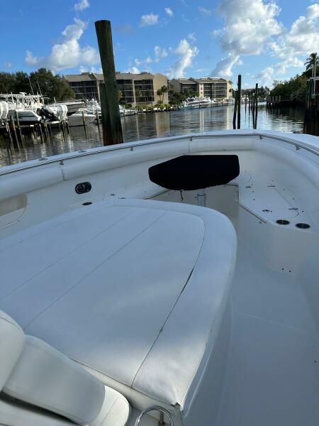 Boston Whaler 37 Outrageous - Forward Seating