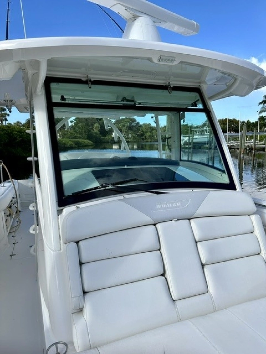 Boston Whaler 37 Outrageous - Deck Equipment
