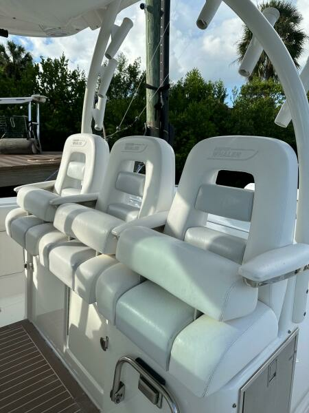 Boston Whaler 37 Outrageous - Helm Seating
