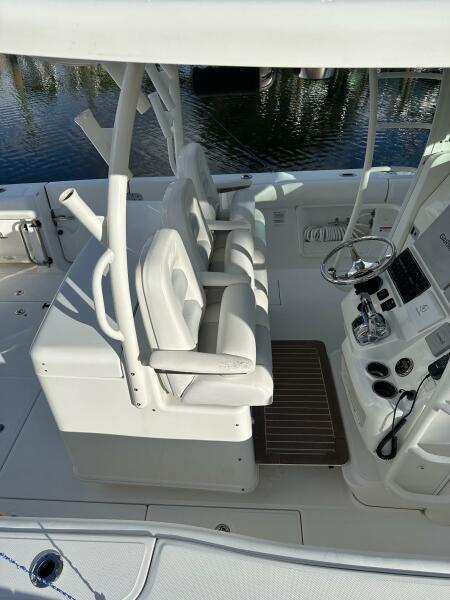 Boston Whaler 37 Outrageous - Helm Seating