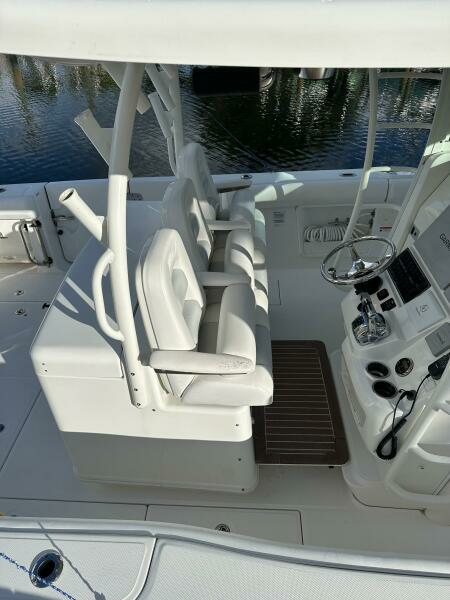 Boston Whaler 37 Outrageous - Helm Seating
