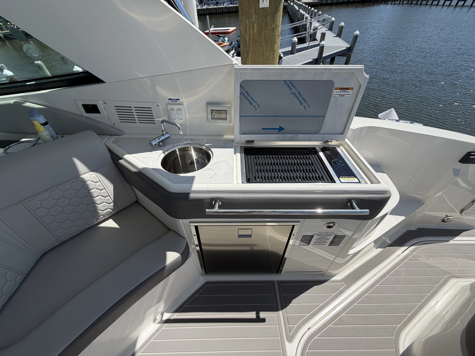 2023 Sea Ray 320 Sundancer