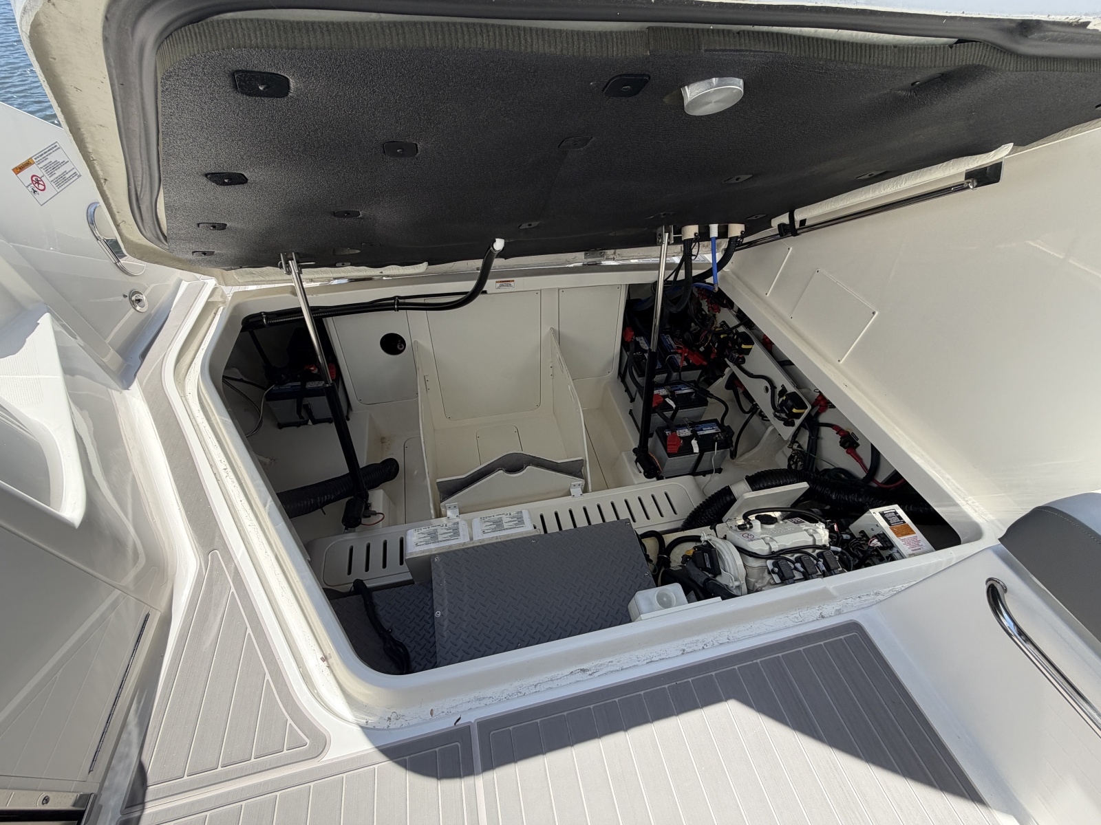 2023 Sea Ray 320 Sundancer