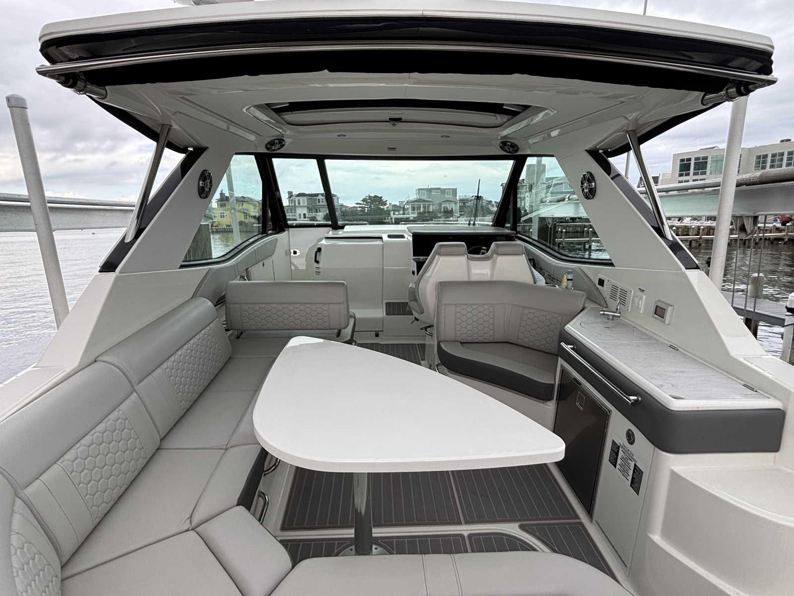 2023 Sea Ray 320 Sundancer