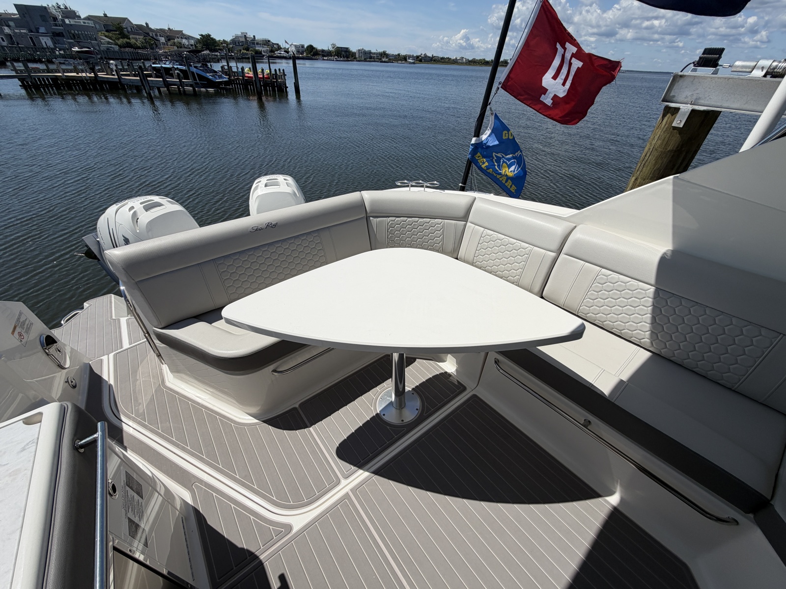 2023 Sea Ray 320 Sundancer