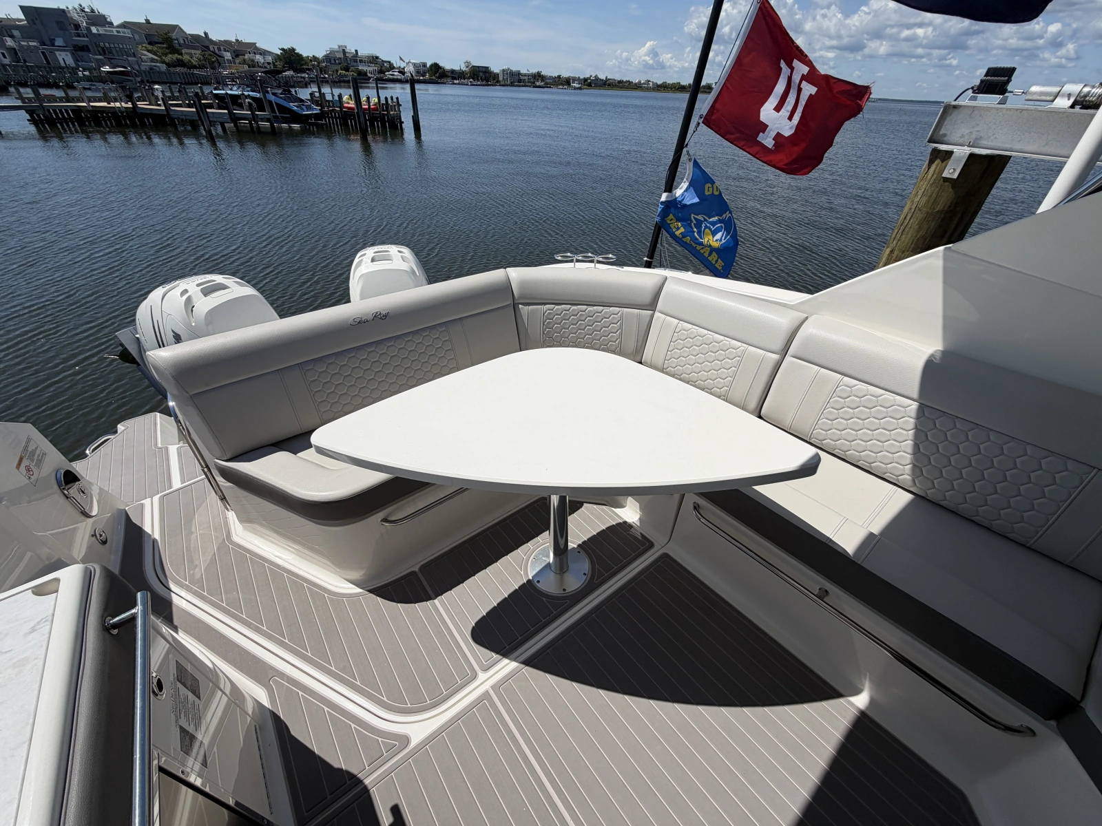 2023 Sea Ray 320 Sundancer
