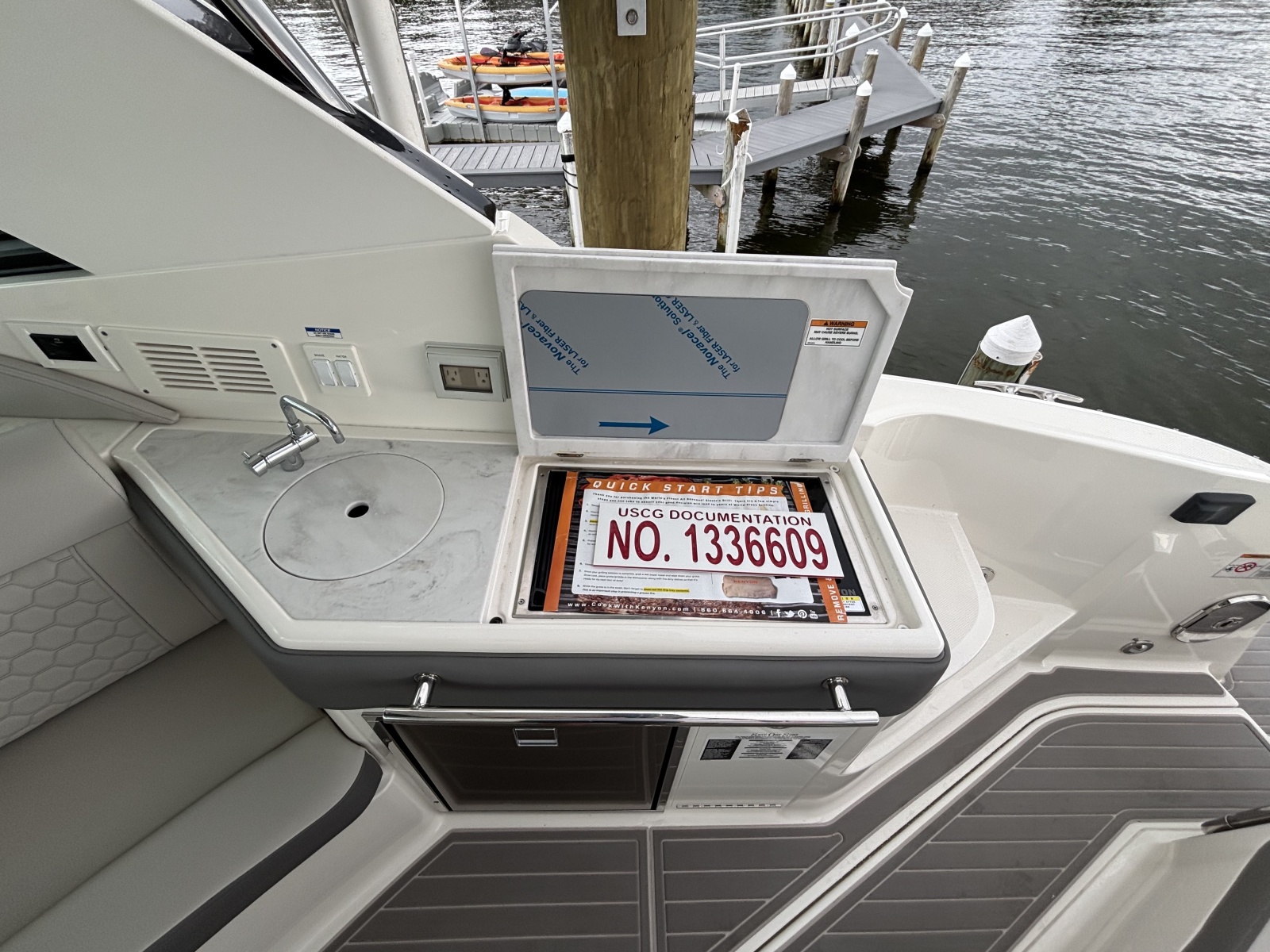 2023 Sea Ray 320 Sundancer