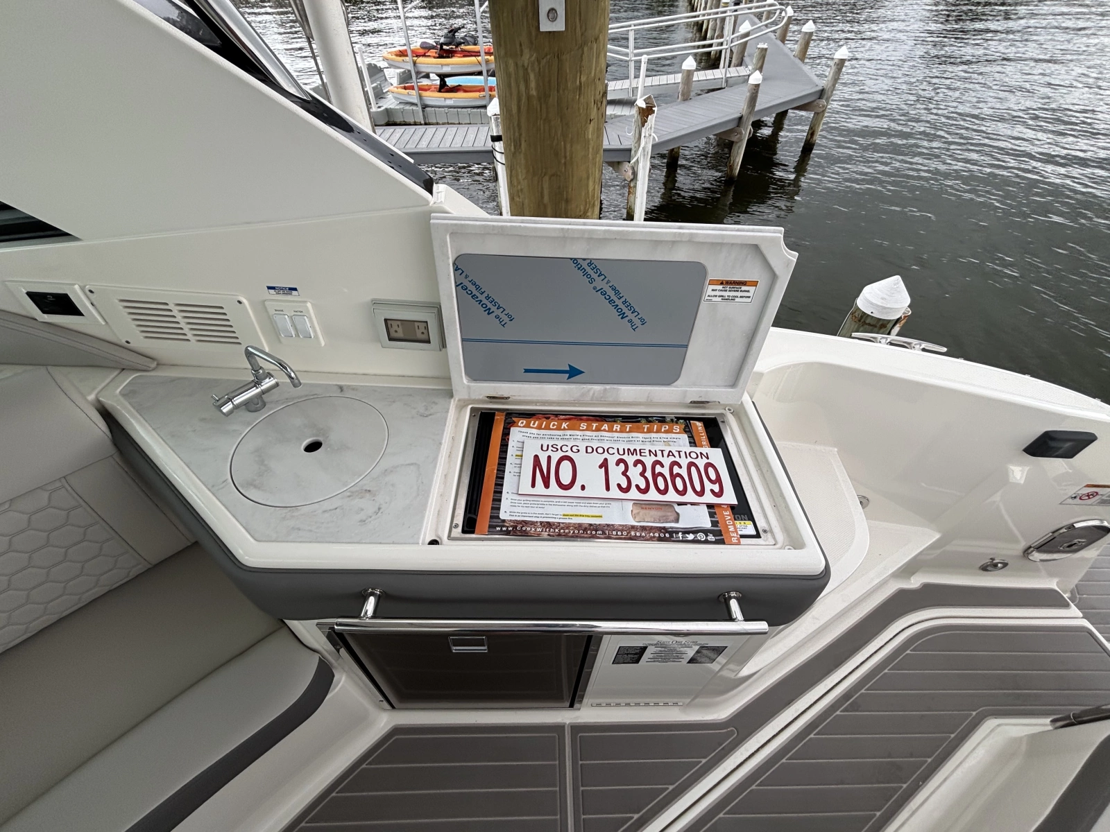 2023 Sea Ray 320 Sundancer