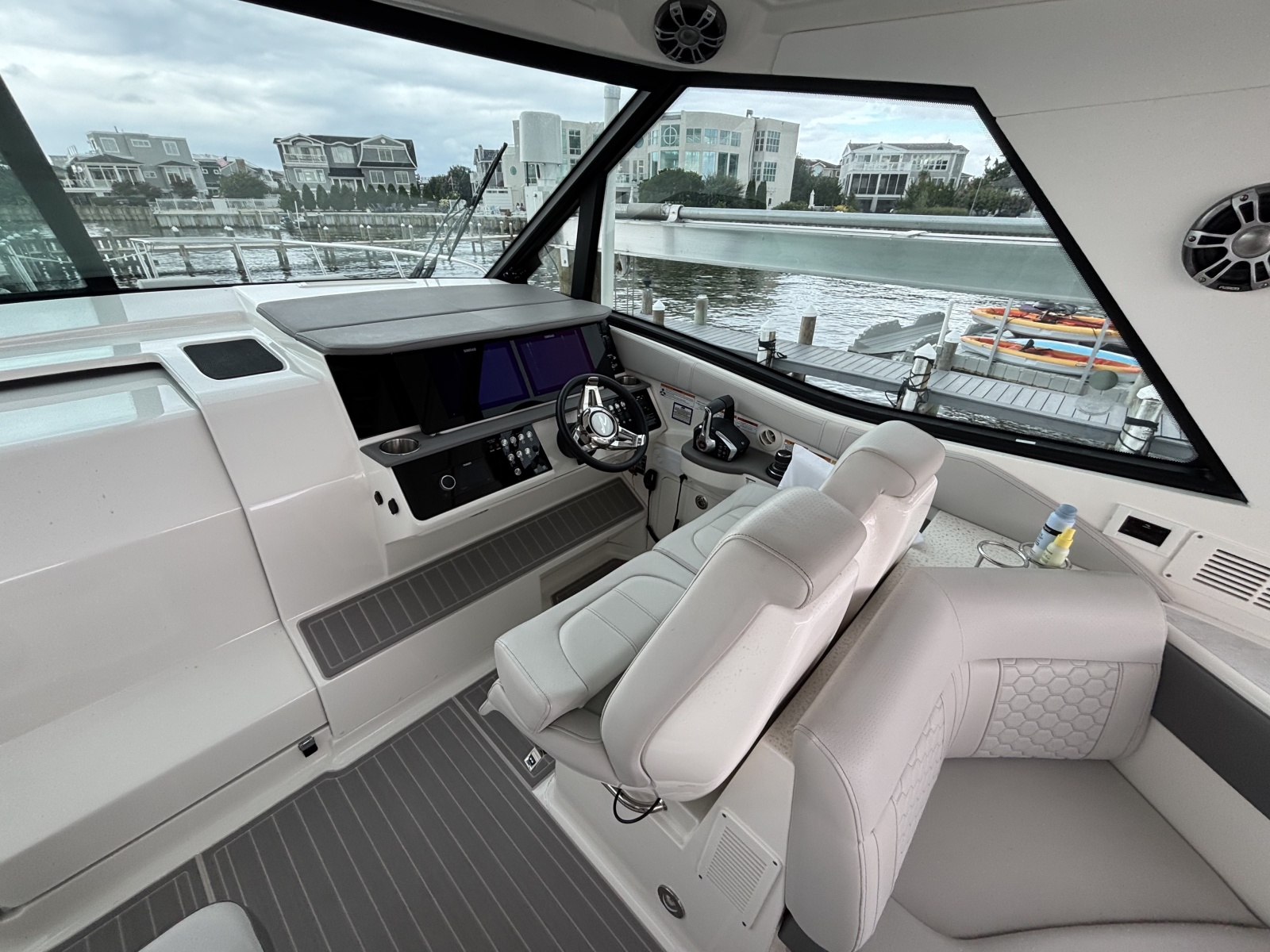 2023 Sea Ray 320 Sundancer