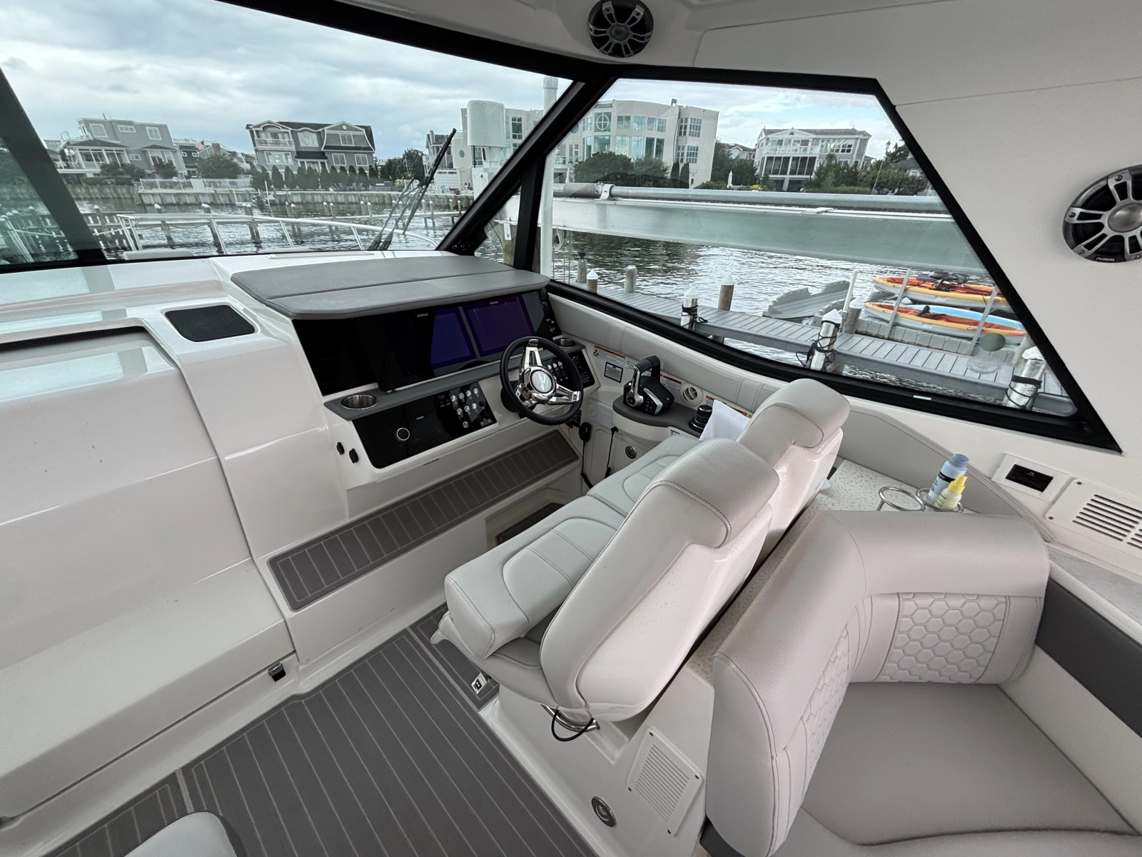 2023 Sea Ray 320 Sundancer