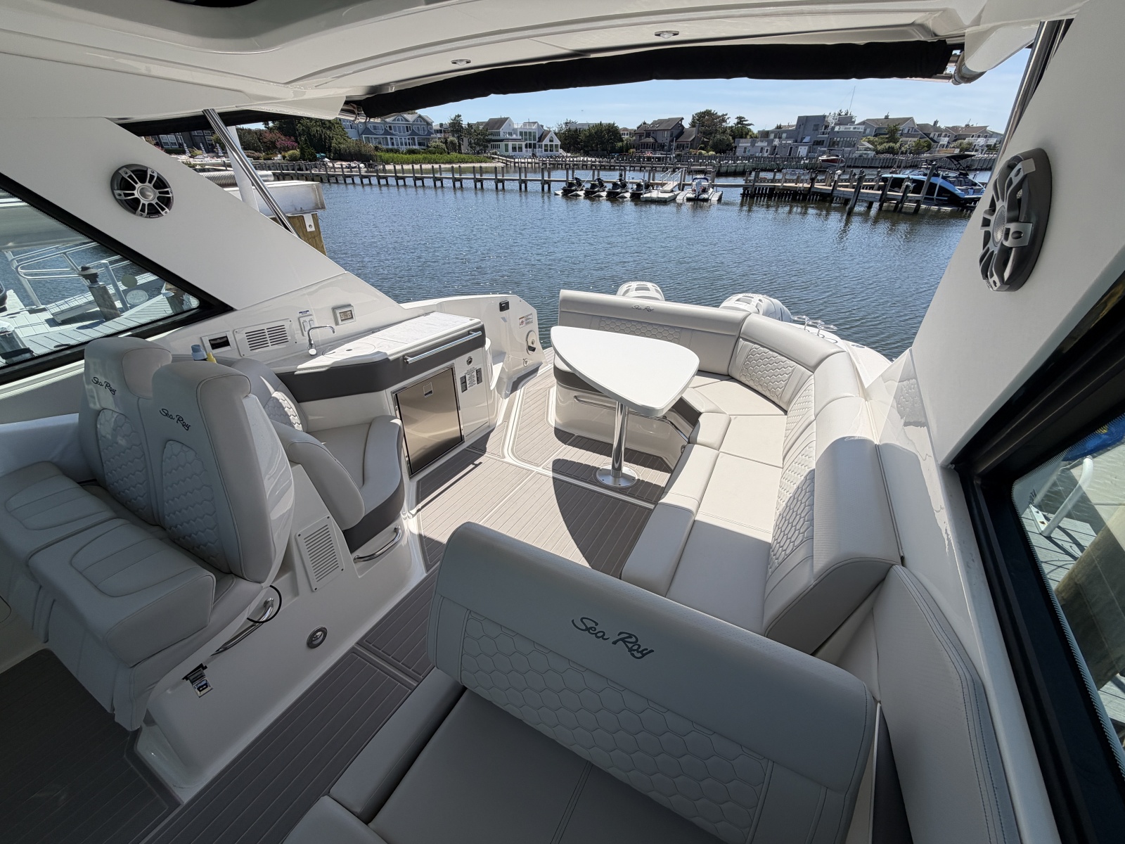 2023 Sea Ray 320 Sundancer