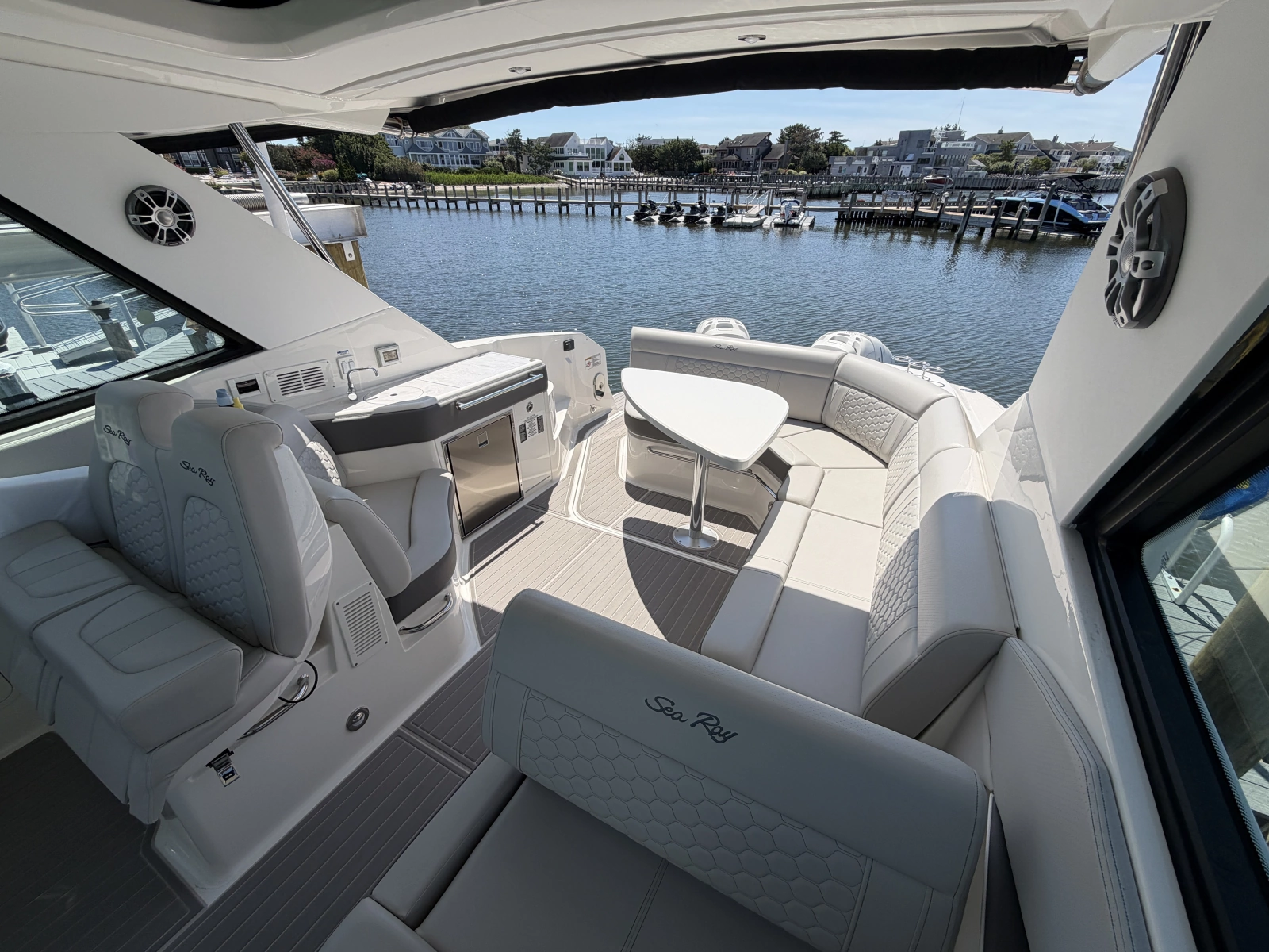 2023 Sea Ray 320 Sundancer