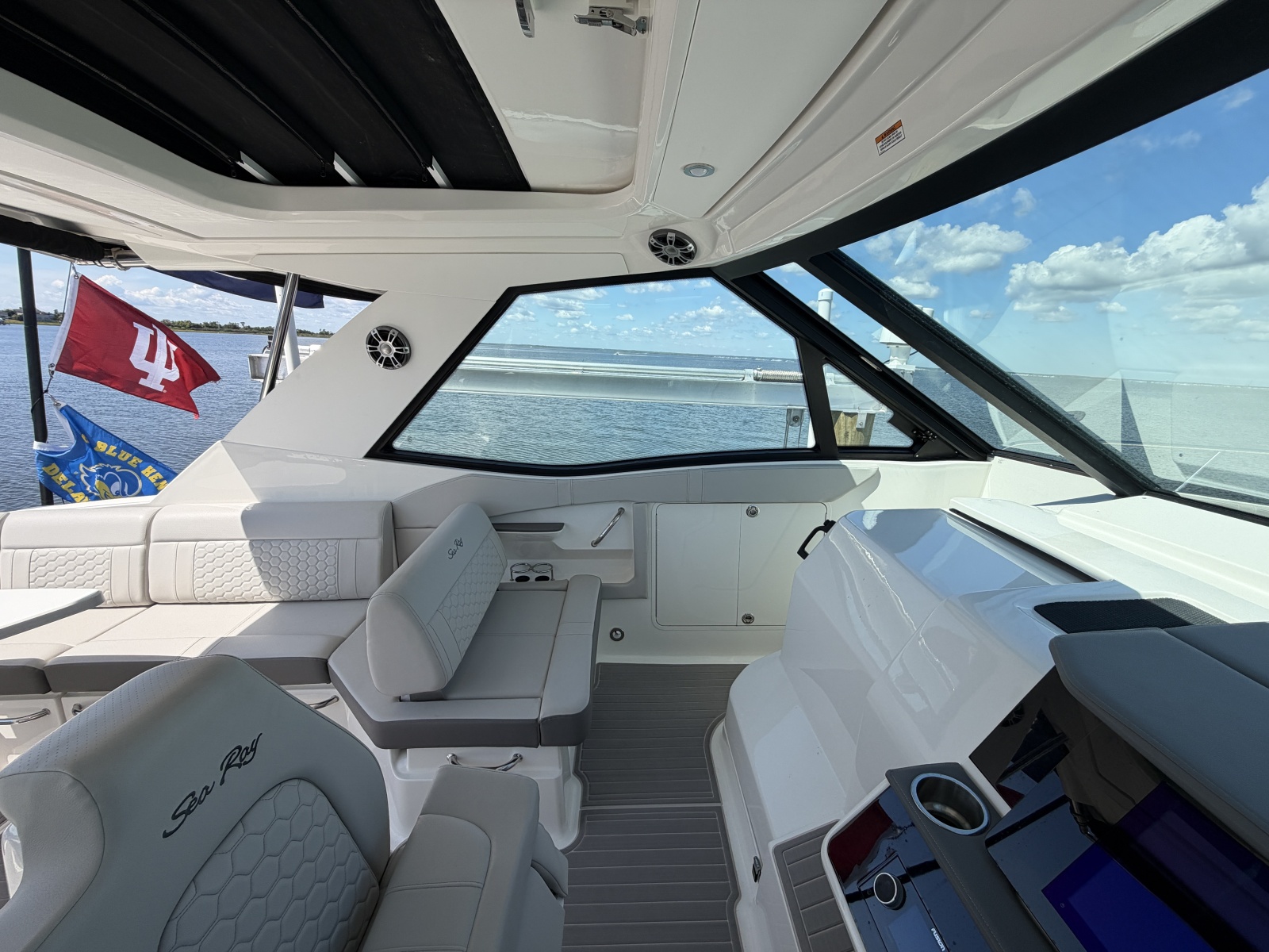 2023 Sea Ray 320 Sundancer