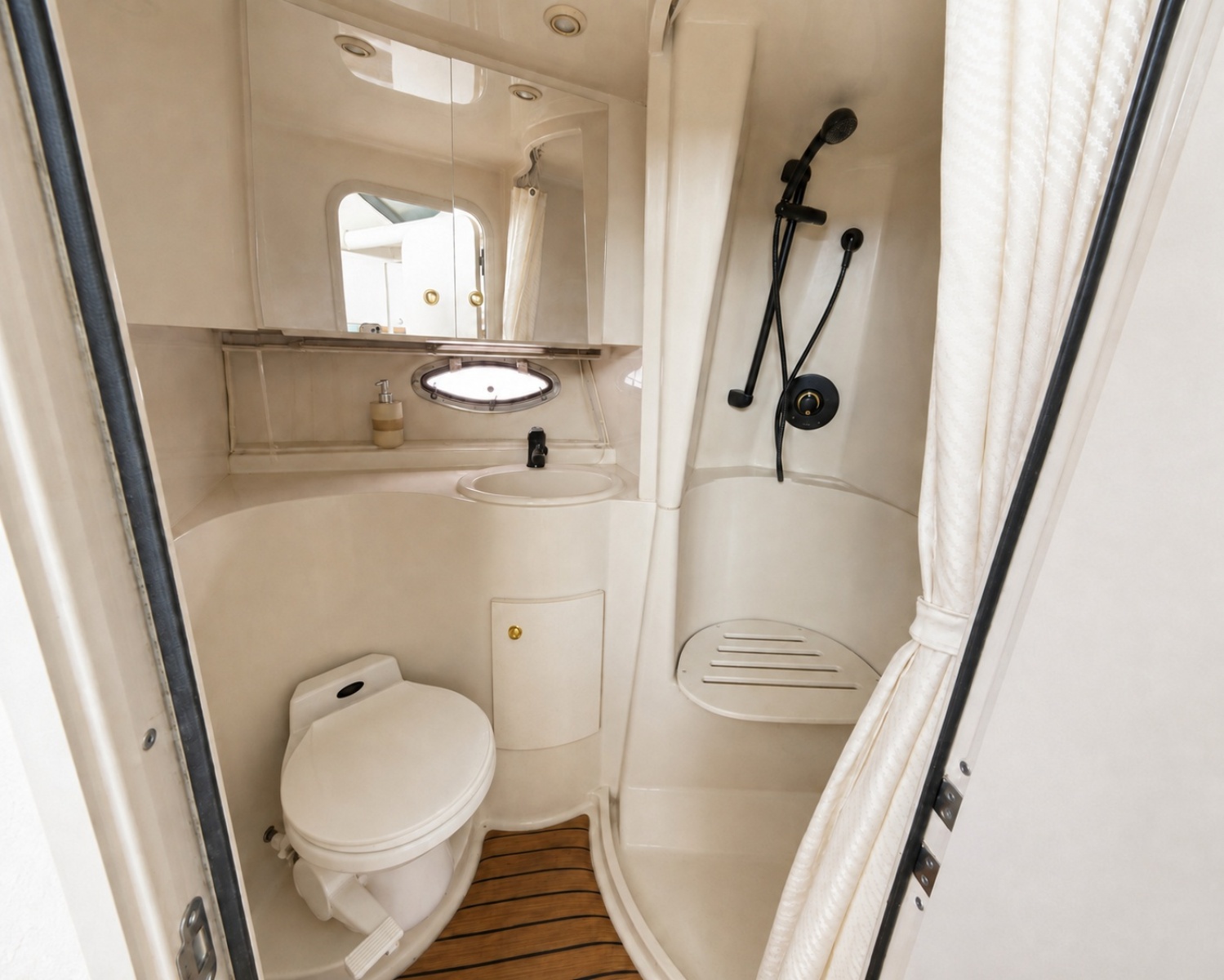 1997 Cruisers Yachts 3950
