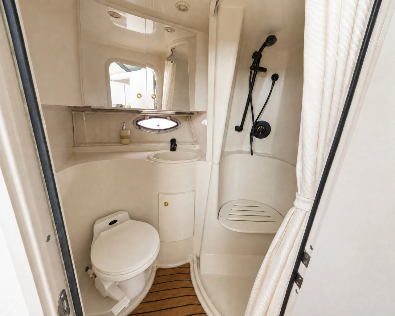 1997 Cruisers Yachts 3950