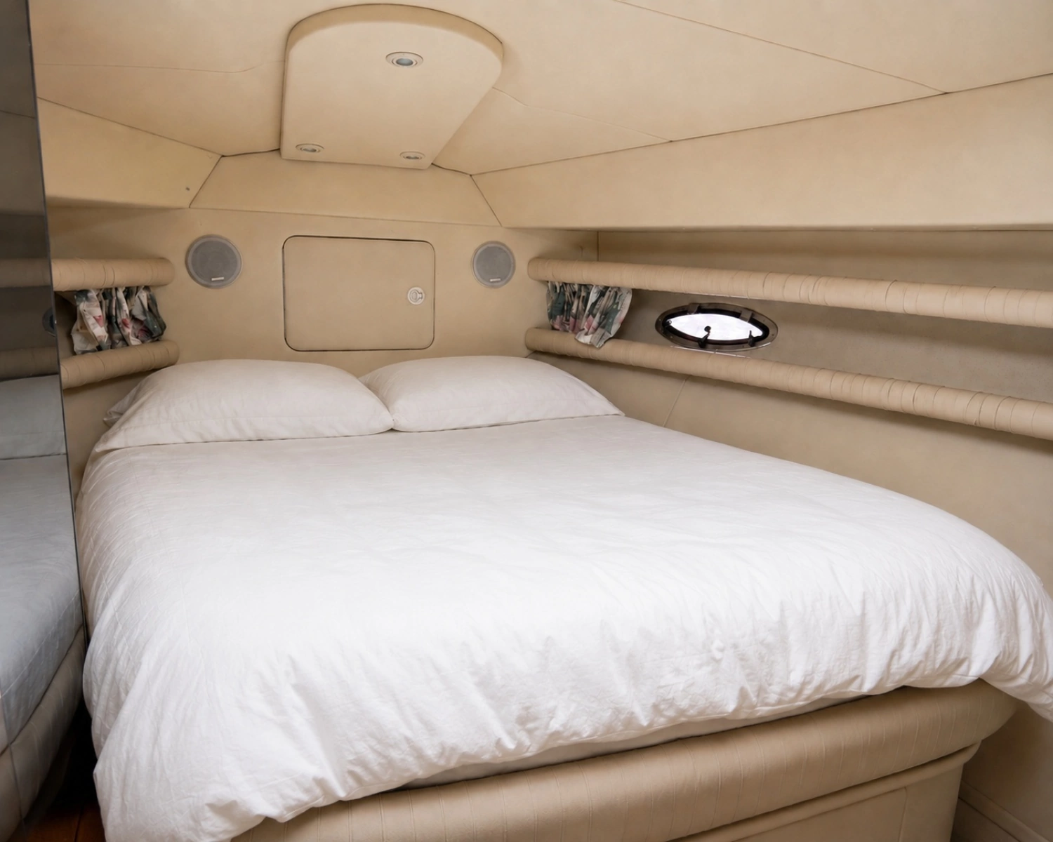 1997 Cruisers Yachts 3950