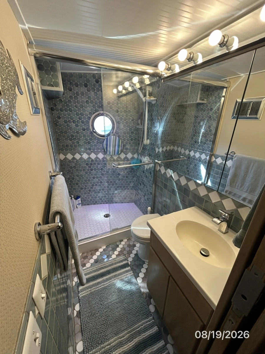 Steel Magnolia guest stateroom head