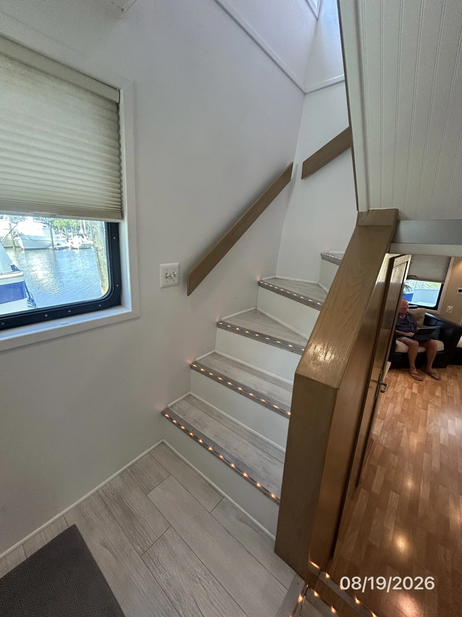 Steel Magnolia starboard companionway2