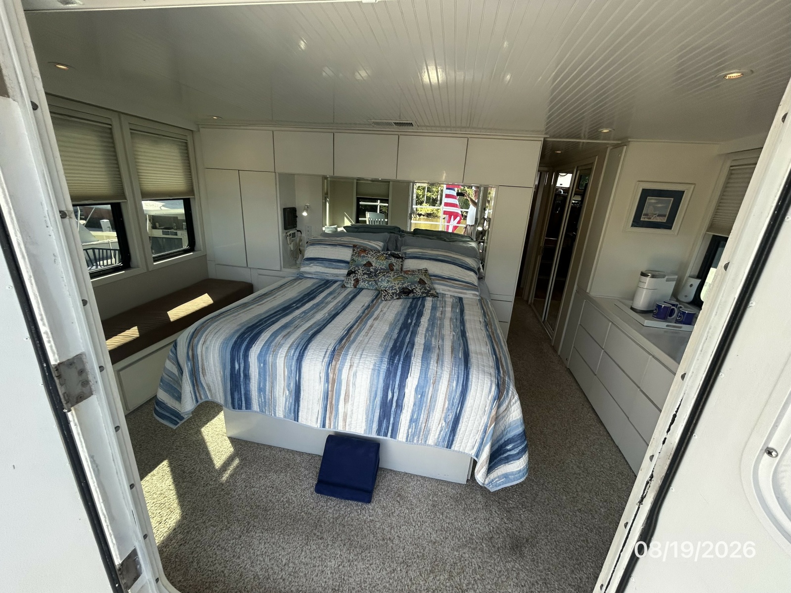 Steel Magnolia master stateroom forward