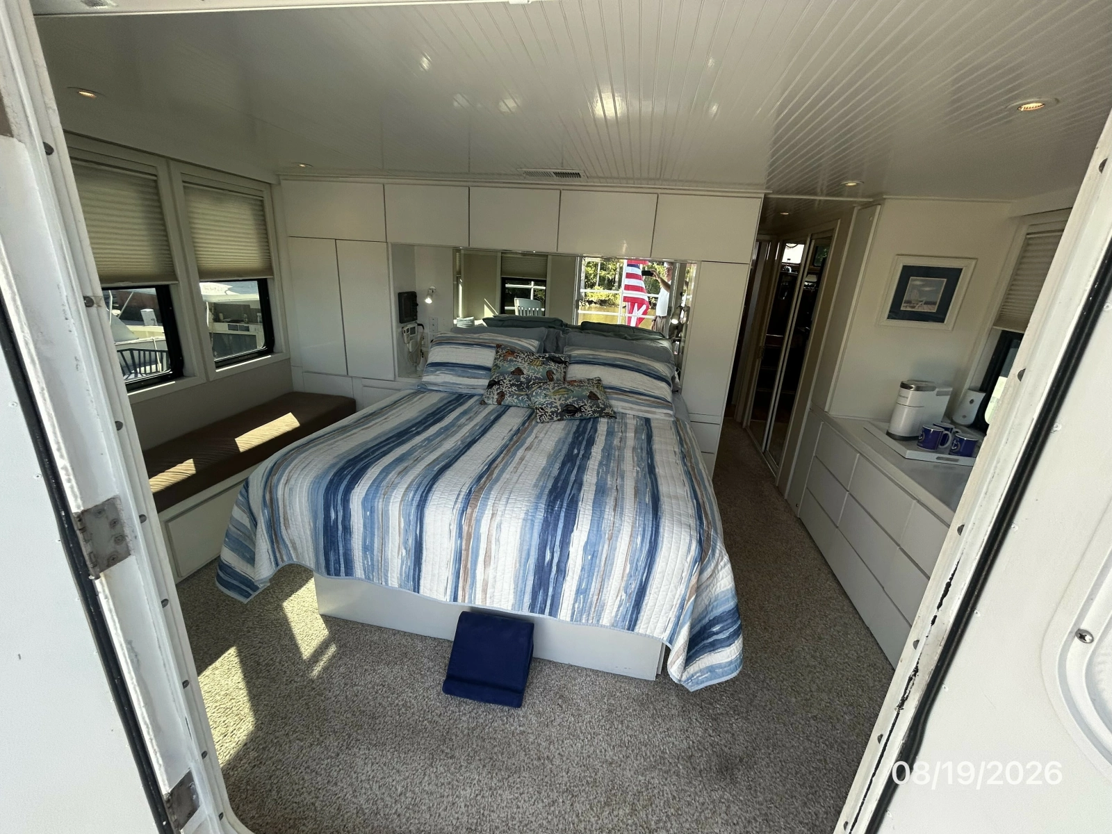 Steel Magnolia master stateroom forward