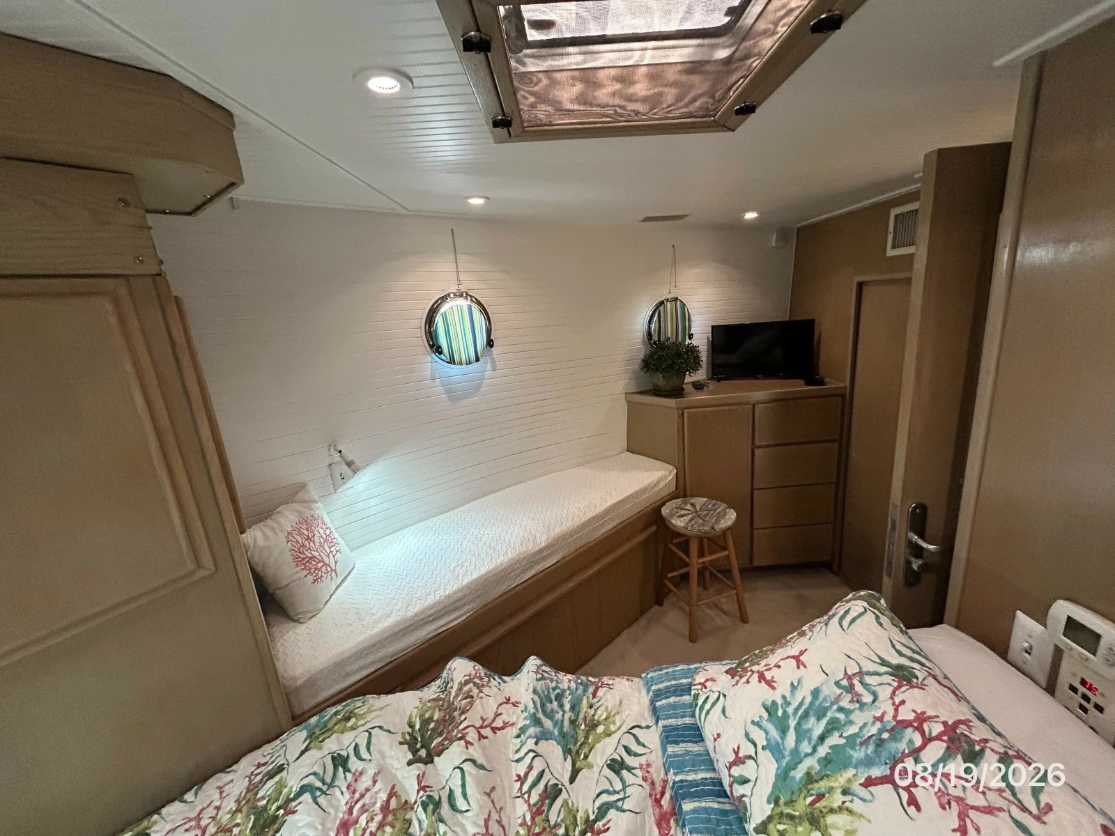 Steel Magnolia guest stateroom starboard