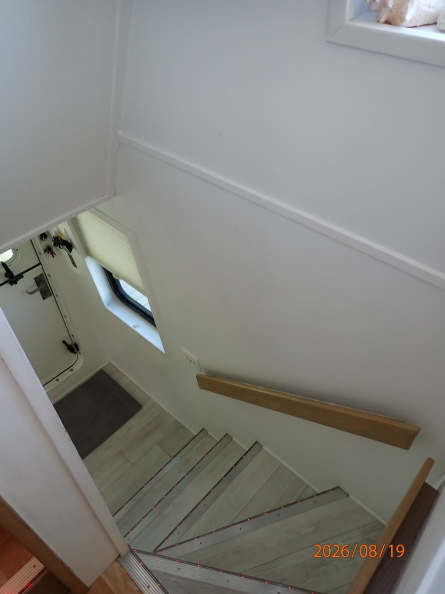 Steel Magnolia starboard companionway1